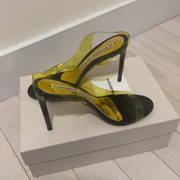 Sling back heels gently worn - Picture 2 of 5